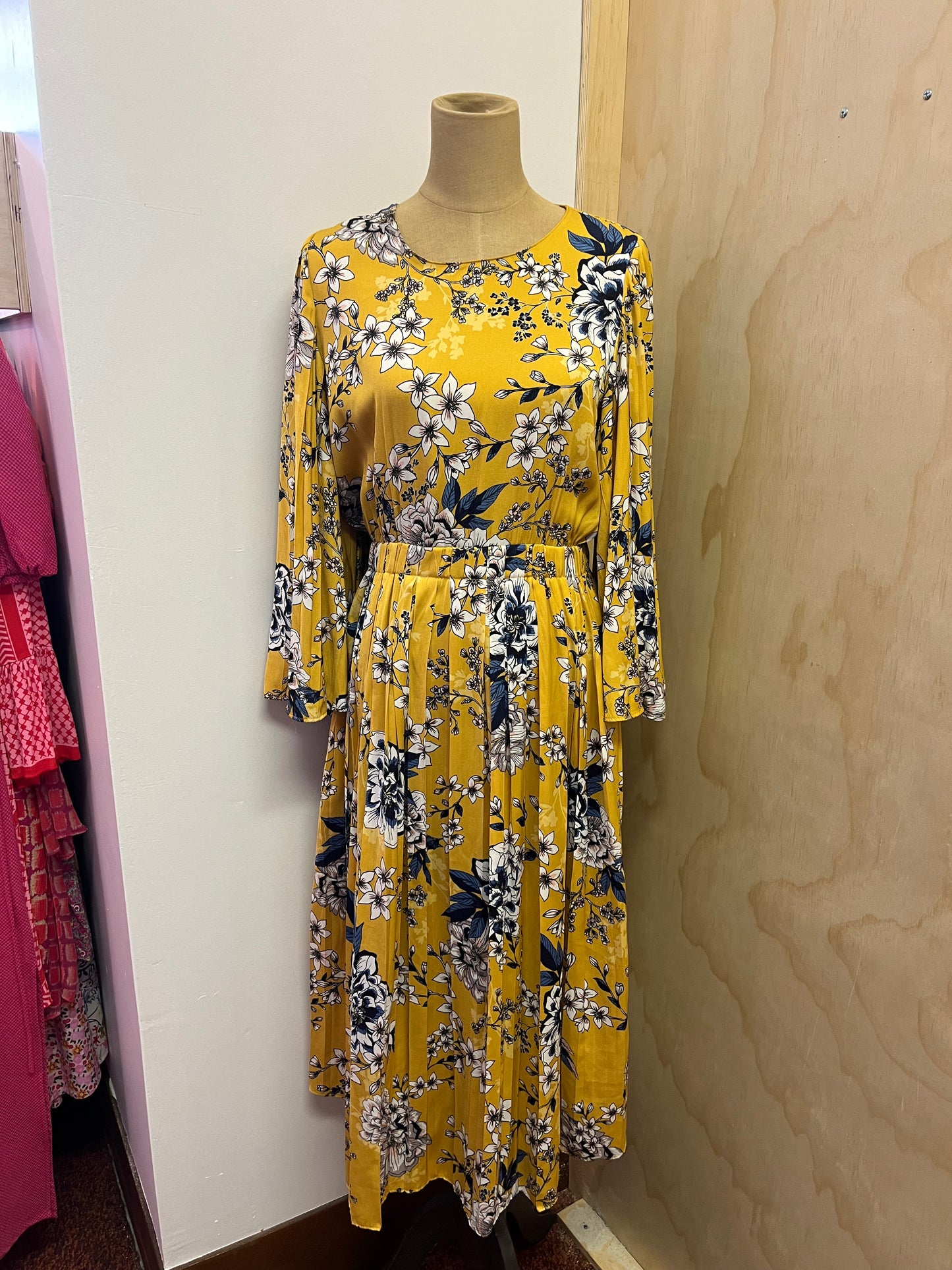 Witchery Dress - Size 10